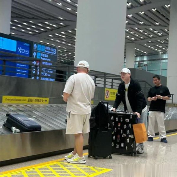 龙信金融 德云社张鹤伦飞回北京又将飞深圳演出，真是闲不住！