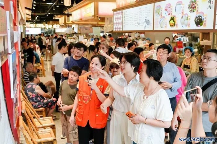 钟淑如带着众人在苏州逛菜市场。光启书局供图